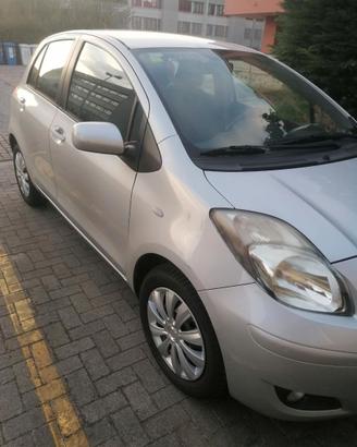 Toyota yaris 1.0 Sol 5 porte anno 2011 neopatentat