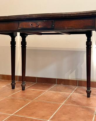 Elegante tavolino in legno allungabile