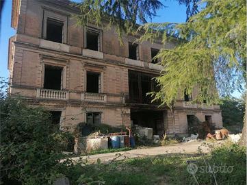 Palazzo / Stabile di 4800 m² con 1 locale a Sparan