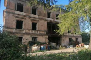 Palazzo / Stabile di 4800 m² con 1 locale a Sparan