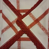 tovaglia rossa con pizzo