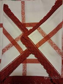 tovaglia rossa con pizzo