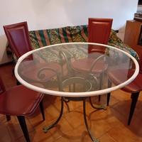 Tavolo tondo in vetro con struttura in ferro.