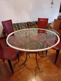 Tavolo tondo in vetro con struttura in ferro.