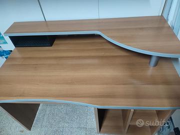 Scrivania con rialzo per pc