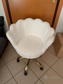 Poltrona con rotelle, a conchiglia,bianca e pelosa