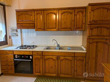 Cucina in legno massello completa, stile rustico