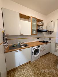 Cucina compresa di forno e pensili