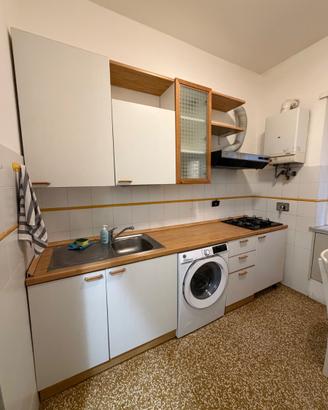 Cucina compresa di forno e pensili