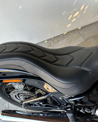 Sella Harley-Davidson Street Bob