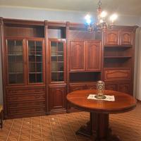 Soggiorno in legno con tavolo allungabile