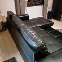 Divano in ecopelle con contenitore e letto.