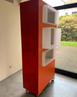 Mobile espositore con nicchie in plexiglass