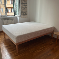 Nuovo letto in legno e materasso