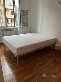 Nuovo letto in legno e materasso