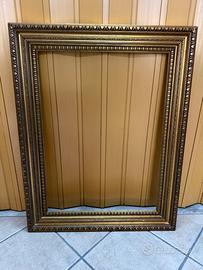 Grande cornice dorata in stile classico