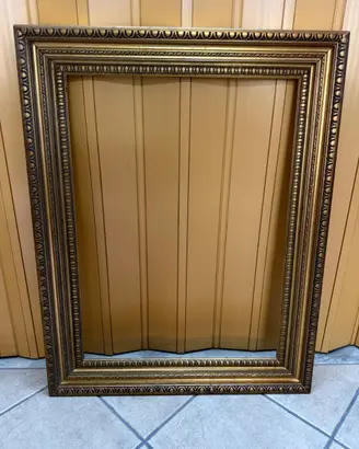 Grande cornice dorata in stile classico