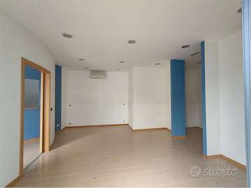 AMPIO LOCALE COMMERCIALE VIA ANGELINI