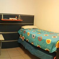 cameretta con letti scorrevoli, scrivania e aradio