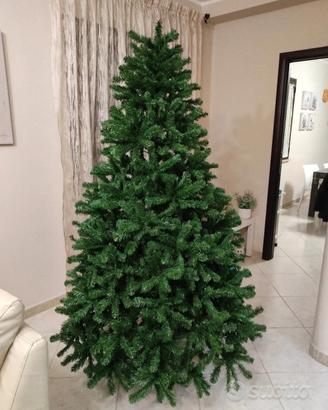 albero di natale  piu luci piu treno