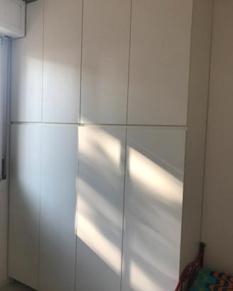 Armadio bianco con casettiera integrato