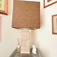 Lampada da tavolo in smalto bianco con paralume in