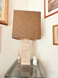 Lampada da tavolo in smalto bianco con paralume in