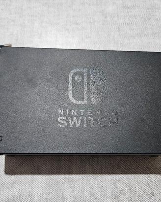 Base per Nintendo Switch compreso di cavi.