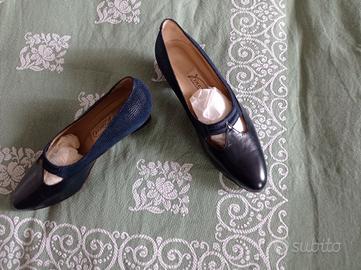 Scarpe nuove mai indossate n.38,5 vero cuoio blu