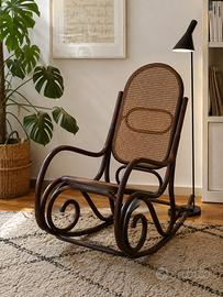 Sedia a dondolo in legno e paglia – stile Thonet