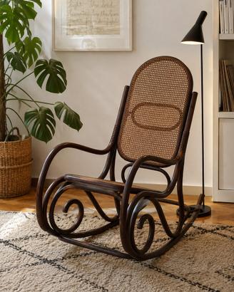 Sedia a dondolo in legno e paglia – stile Thonet
