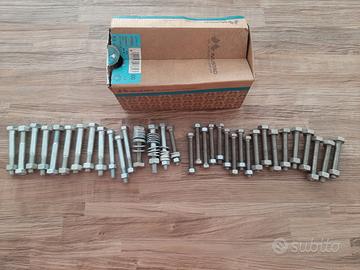 Trentaquattro bulloni a testa esagonale. Nuovi