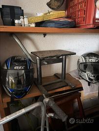 Cavalletto moto piu caschi