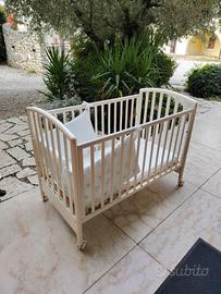 Lettino con materasso e paracolpi