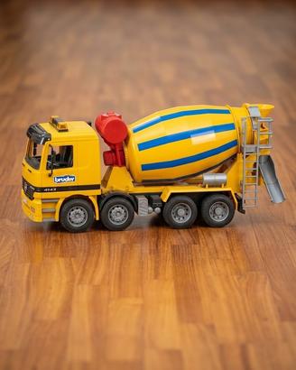 Bruder Camion Betoniera Mercedes-Benz Actros 4143