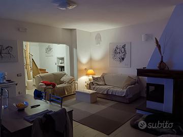 Casa indipendente su due livelli con cortile