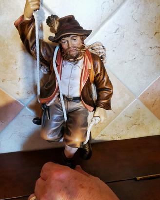 Scultura in legno della Val Gardena. Scalatore