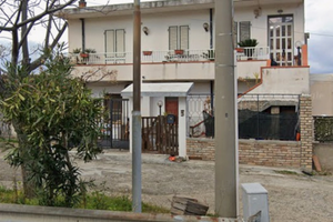 Piano terra indipendente con cortile e giardino