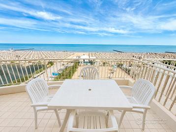 Fronte mare primo piano spiaggia privata