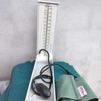 Sfigmomanometro a colonna vintage 