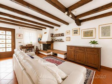 ELEGANTE CASA CON CORTE PRIVATA