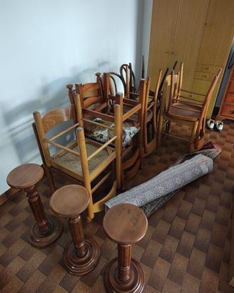 Lotto sedie e sgabelli in legno