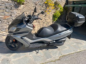 scooter Kymco 300 downtown