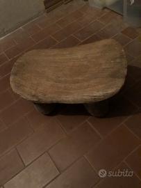 Antico sgabello curvo per mungitura legno grezzo