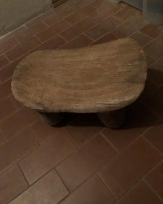 Antico sgabello curvo per mungitura legno grezzo