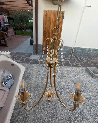 Lampadario vintage dorato a tre luci con pendenti