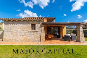 San Teodoro | Villino caposchiera con giardino su