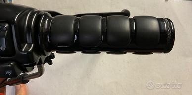 Manopole Kuryakyn nere per Harley