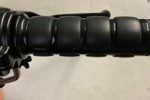 Manopole Kuryakyn nere per Harley