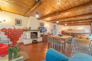 PORZIONE DI BIFAMILIARE A ROMA